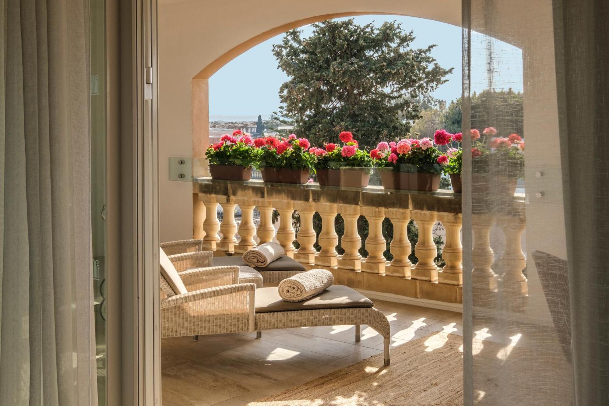 فندق وسبا كورينثيا بالاس أتارد المظهر الخارجي الصورة A balcony at the Four Seasons Hotel, Rome